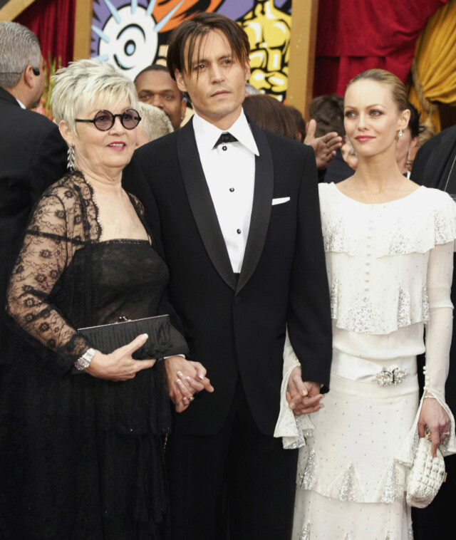 NÆRT FORHOLD: Johnny Depp hadde med seg moren Betty Sue Palmer på Oscar-utdelingen i 2004. Vanessa Paradis, som var kjæresten hans den gang, var også til stede. Foto: REUTERS NÆRT FORHOLD: Johnny Depp hadde med seg moren Betty Sue Palmer på Oscar-utdelingen i 2004. Vanessa Paradis, som var kjæresten hans den gang, var også til stede. Foto: REUTERS